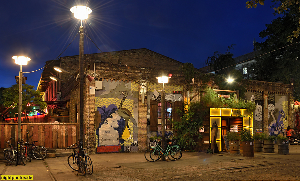 Berlin Friedrichshain. Der Weisse Hase Nightclub Dancefloor (links). Bar Crack Bellmer Music Club. Event locations auf dem RAW-Gelände. Ehemaliges Stoff- und Gerätelager des RAW erbaut 1867 von Architekt Abraham