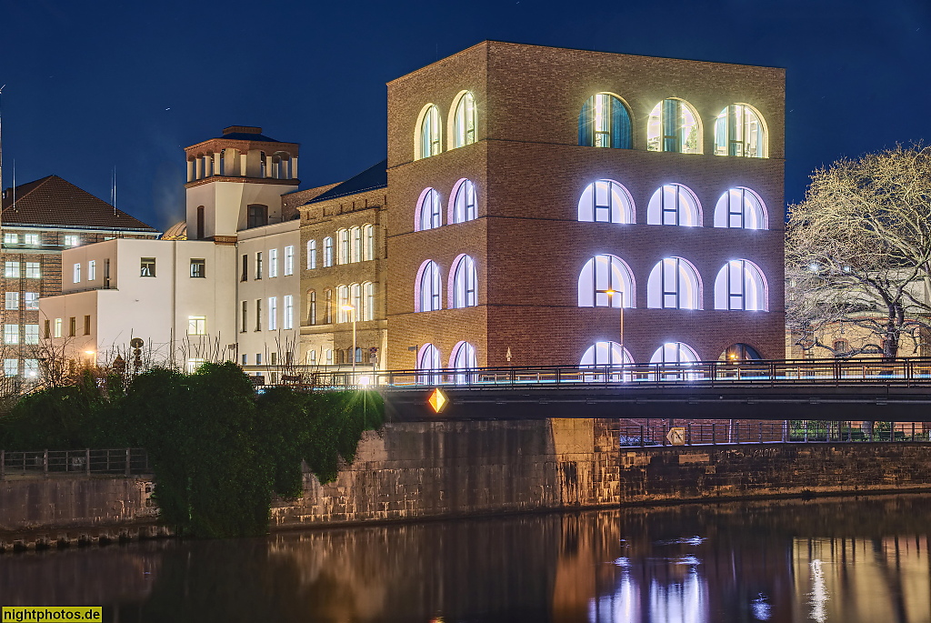 Berlin Mitte Spandauer Vorstadt. Niederlassung Google. Gropius Ensemble. Erbaut 1880-1883 von Gropius & Schmieden als Klinik für Geburtshilfe und Frauenkrankheiten. Neubau 2019-2021 anstelle des ehem. Charité-Campus durch David Chipperfield Architects. Tu