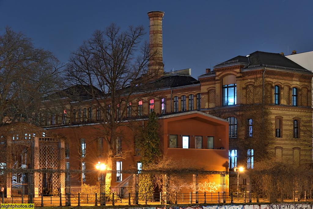 Berlin Mitte Spandauer Vorstadt. Kindertagesstätte 'Die Lupe' der Humboldt-Universität im Hedwig-Dohm-Haus. Erbaut 2015 von Martinoff Architekten. Ziegelstrasse 5-9. Dahinter Berufliche Weiterbildung der HU. Erbaut 1889-1893 von Baurat Eduard Haesecke als