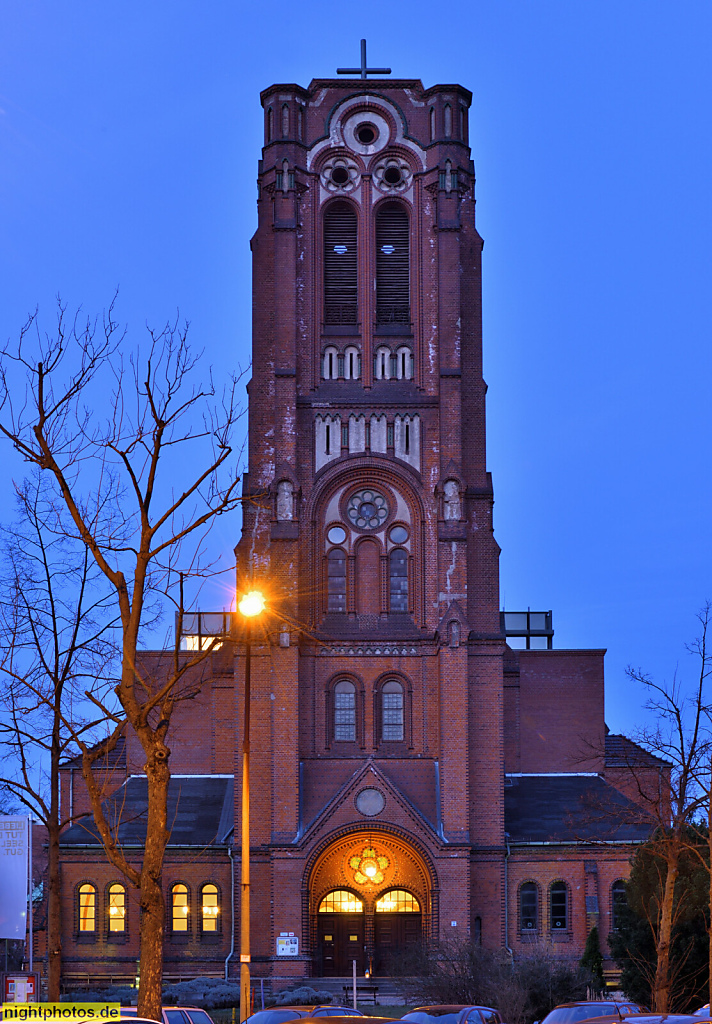 Berlin Friedrichshain. Evangelische Auferstehungskirche. Erbaut 1892-1895 von August Menken und Hermann Blankenstein als spätromanische Hallenkirche. Wiederaufbau 1950-1961 von Günter Ahrens, Paul Schulz und Fritz Oellerking. Friedensstrasse 83