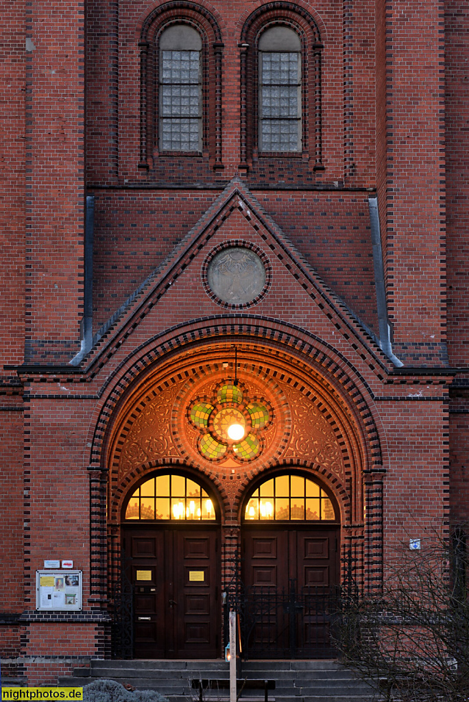 Berlin Friedrichshain. Evangelische Auferstehungskirche. Erbaut 1892-1895 von August Menken und Hermann Blankenstein als spätromanische Hallenkirche. Wiederaufbau 1950-1961 von Günter Ahrens, Paul Schulz und Fritz Oellerking. Friedensstrasse 83