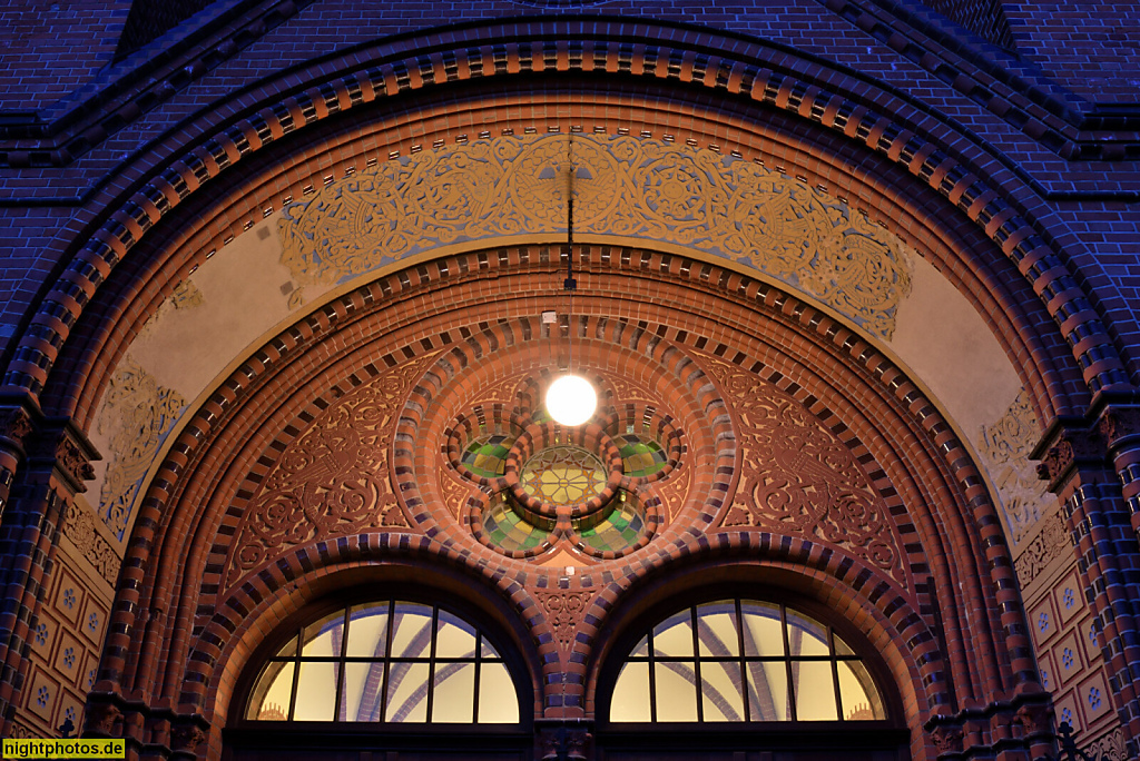 Berlin Friedrichshain. Evangelische Auferstehungskirche. Erbaut 1892-1895 von August Menken und Hermann Blankenstein als spätromanische Hallenkirche. Wiederaufbau 1950-1961 von Günter Ahrens, Paul Schulz und Fritz Oellerking. Friedensstrasse 83