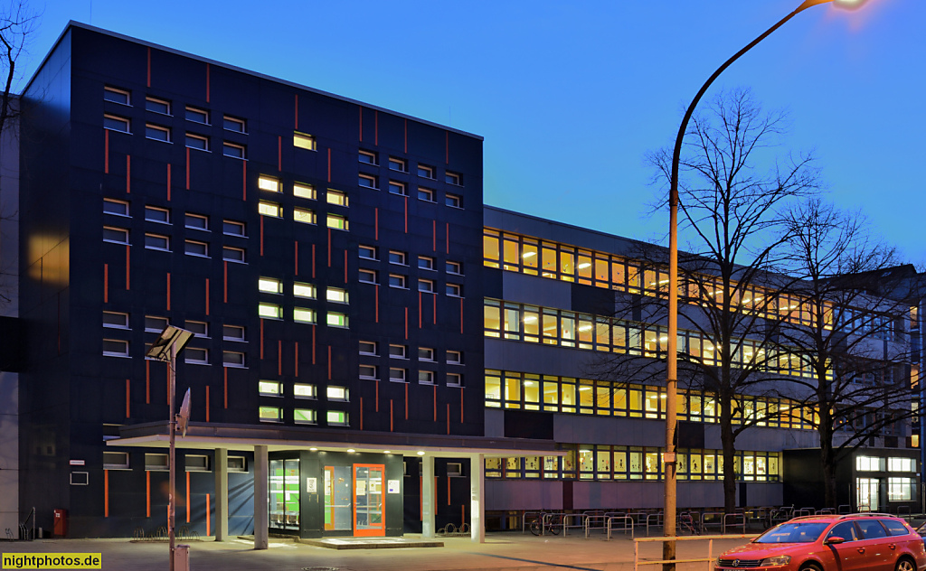 Berlin Friedrichshain. Spartacus-Grundschule. Plattenbau. Energetisch saniert von GFE. Friedenstrasse 40-45