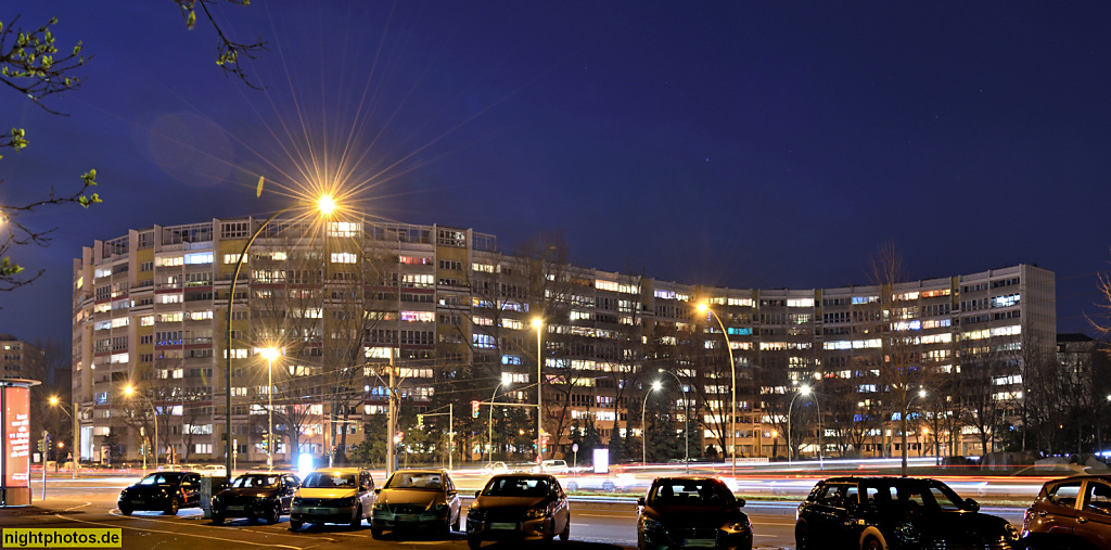 Berlin Friedrichshain. Wohnhochhaus erbaut 1968-1970 vom Architektenkollektiv Heinz Mehlan in Plattenbauweise P2 11 und WBS70. 'Bumerang' am Platz der Vereinten Nationen 3-12