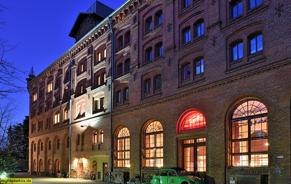 Berlin Kreuzberg. Gewerbehof mit Tanzschule Walzerlinksgestrickt und Yoga Sky Berlin. Erbaut 1885 von Baumeister Zacharias als Hauptgebäude mit Darre und Sudhaus für Habels Brauerei. Am Tempelhofer Berg 7d