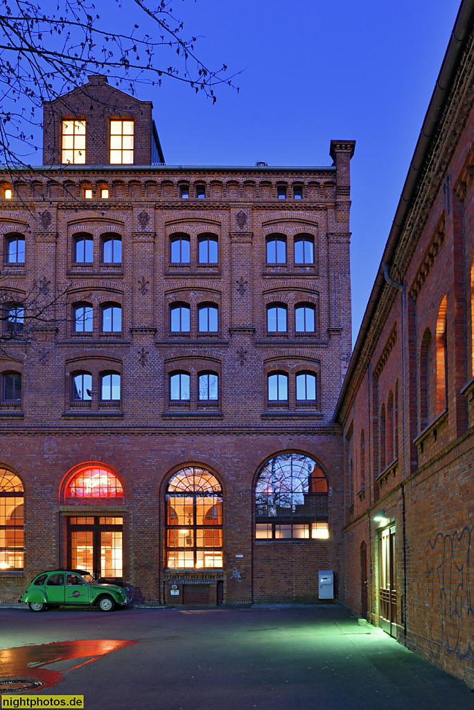 Berlin Kreuzberg. Gewerbehof mit Tanzschule Walzerlinksgestrickt und Yoga Sky Berlin. Erbaut 1885 von Baumeister Zacharias als Hauptgebäude mit Darre und Sudhaus für Habels Brauerei. Am Tempelhofer Berg 7d