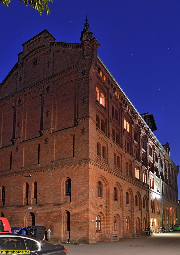 Berlin Kreuzberg. Gewerbehof mit Tanzschule Walzerlinksgestrickt und Yoga Sky Berlin. Erbaut 1885 von Baumeister Zacharias als Hauptgebäude mit Darre und Sudhaus für Habels Brauerei. Am Tempelhofer Berg 7d