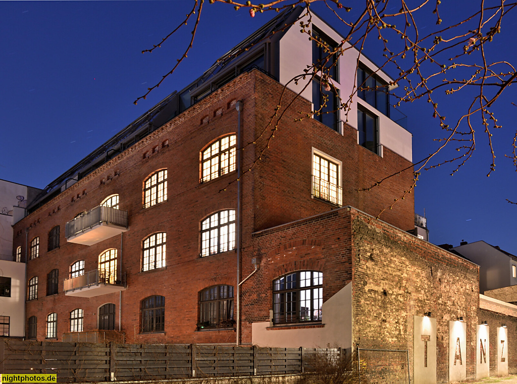 Berlin Kreuzberg. Wohngebäude mit Dachaufbau Kopischstrasse 1 Seitenflügel