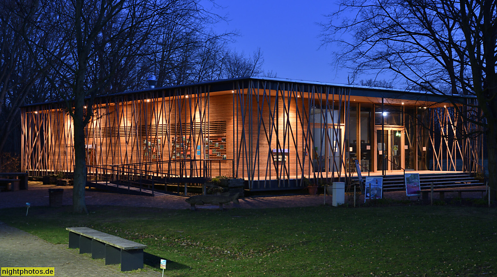 Berlin Neukoelln Britz. Britzer Garten. Umweltbildungszentrum mit Freilandlabor. Erbaut 2017 von Hermann Kaufmann Architekten in Holzbauweise