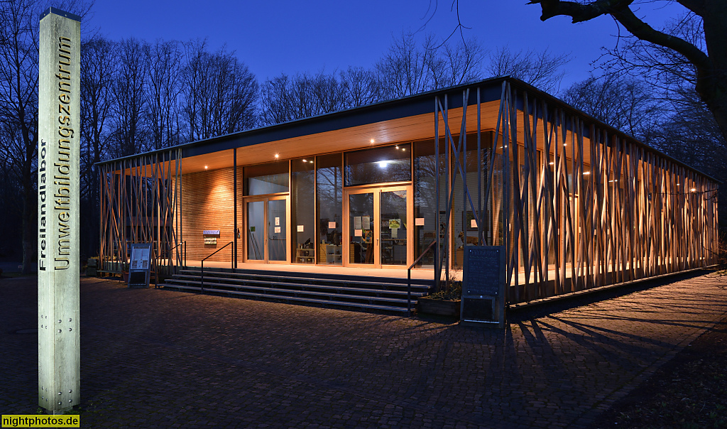 Berlin Neukoelln Britz. Britzer Garten. Umweltbildungszentrum mit Freilandlabor. Erbaut 2017 von Hermann Kaufmann Architekten in Holzbauweise
