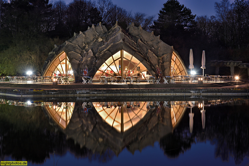 Berlin Neukölln. Britzer Garten. Mit 'Restaurant Seestern' ehemals Britzer Seeterrassen und Grotten erbaut von Architekt Engelbert Kremser als organische Architektur in Erdbauweise