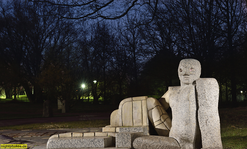 Berlin Neukölln. Britzer Garten am Hauptsee. Steinskulptur Ensemble 'Drei Liegende' erschaffen 1985 von Robert Schmidt, Isolde Haug und Azade Köker