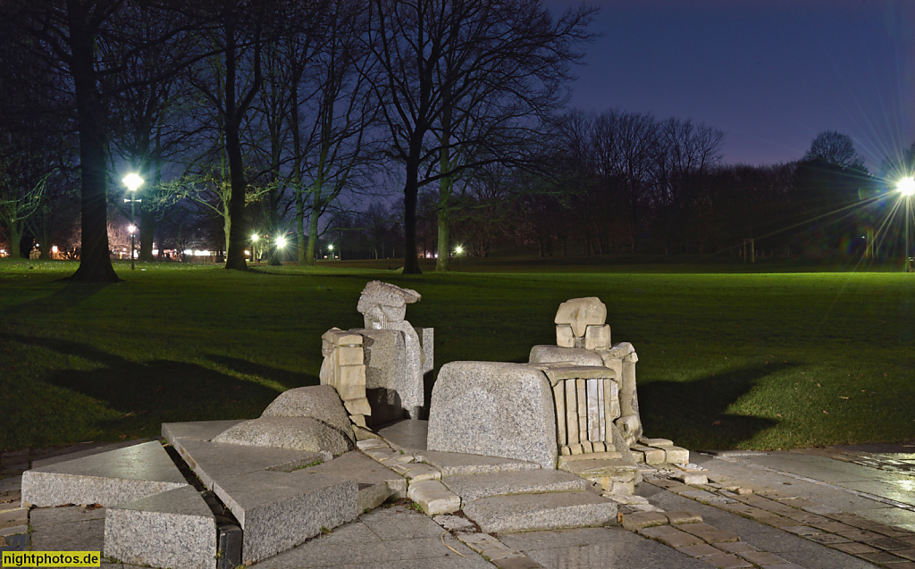 Berlin Neukölln. Britzer Garten am Hauptsee. Steinskulptur Ensemble 'Drei Liegende' erschaffen 1985 von Robert Schmidt, Isolde Haug und Azade Köker