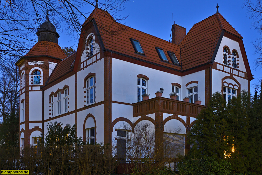 2022-03-18 05-06 Berlin Lichterfelde. Villa am Paulinenplatz mit Eckturm und Krüppelwalmdach. Kadettenweg 50