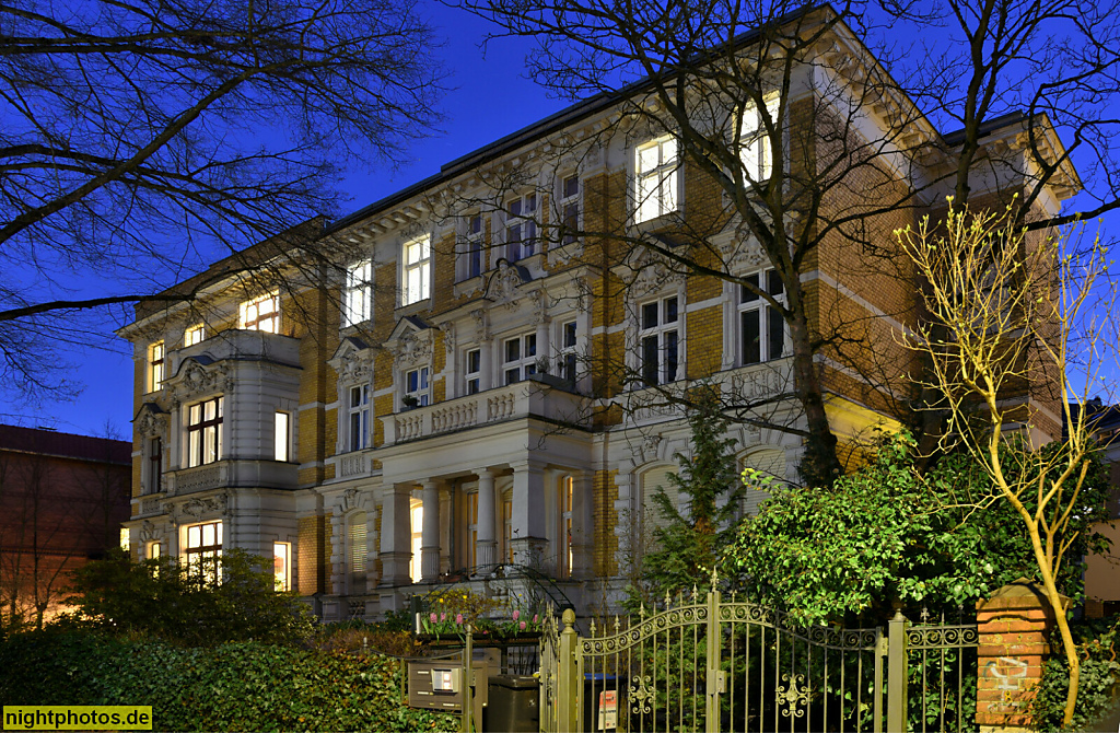 Berlin Lichterfelde. Mietshaus erbaut 1889-1890 von P. Böttcher für Julius Koska. Fensterfassung aus Putzquadern. Kadettenweg 54-56