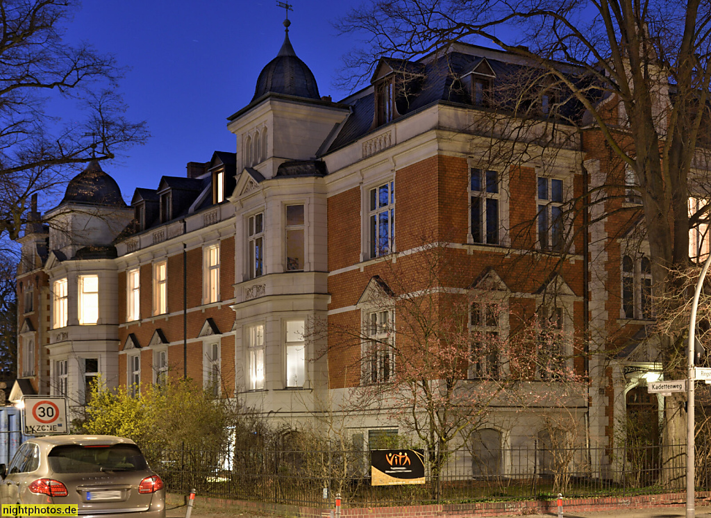 Berlin Lichterfelde. Mietshaus erbaut 1894-1896 von Emil Schwerdtfeger. Dachturm mit Welscher Haube. Kadettenweg 27 Ecke Ringstrasse 31