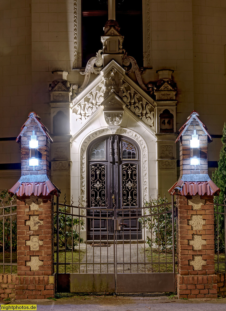 Berlin Lichterfelde. Mietshaus erbaut 1897-1898 von Emil Schwerdtfeger. Portal und Einfriedung. Baseler Strasse 44