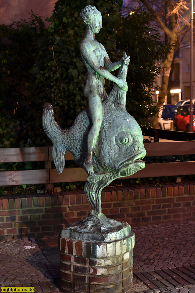 Berlin Wilmersdorf. Die 'Fischreiterin'. Bronzeskulptur erschaffen 1929 von Georges Morin gegossen von Fa. H. Noack. Aufgestellt 1979. Uhlandstrasse 150a Ecke Pariser Strasse