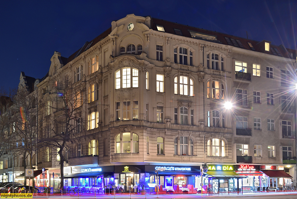 Berlin Wilmersdorf. Mietshaus Gründerzeit mit Eckerker. Uhlandstrasse 155 Ecke Ludwigkirchstrasse 5