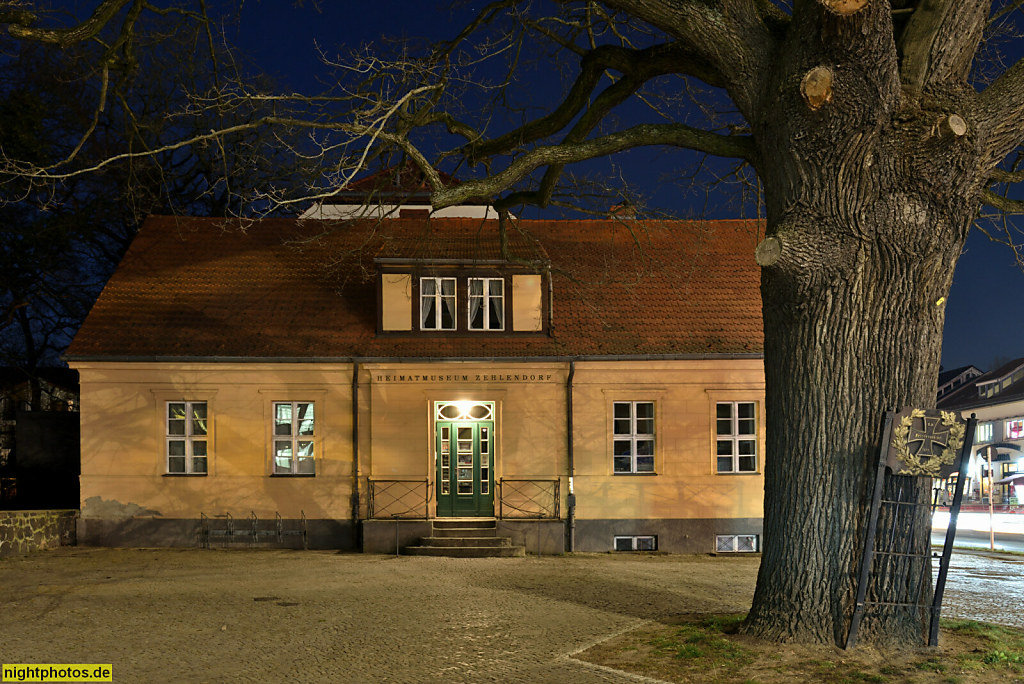 Berlin Zehlendorf. Heimatmuseum Zehlendorf erbaut 1828 von Wilhelm Pasewaldt als Schulhaus der Gemeinde Zehlendorf. Friedenseiche gepflanzt 1871. Clayallee 355