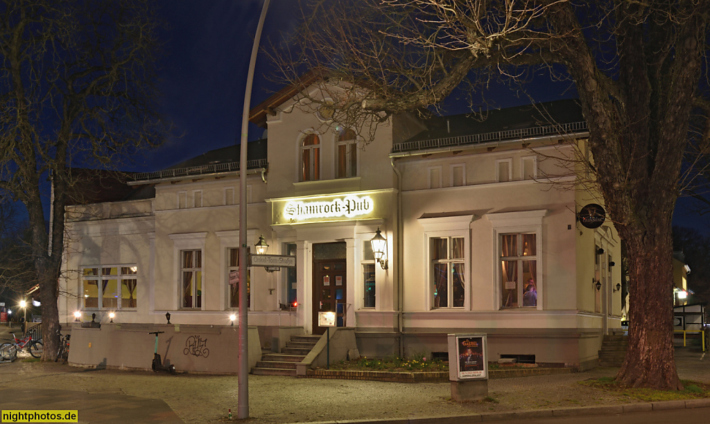 Berlin Zehlendorf. Shamrock Pub. Erbaut 1888 als Wohnhaus mit Gaststaette zur Sonne. Spätklassizistisch. Onkel-Tom-Strasse 2