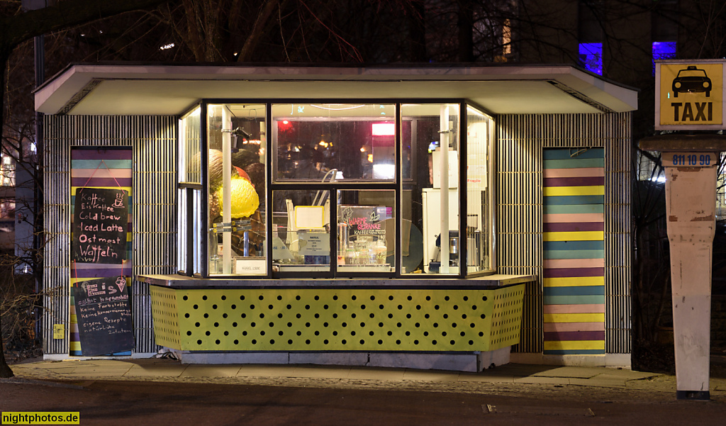 Berlin Zehlendorf. Kiosk erbaut 1955 von Kurt Kurfiss. Teltower Damm Ecke Potsdamer Strasse