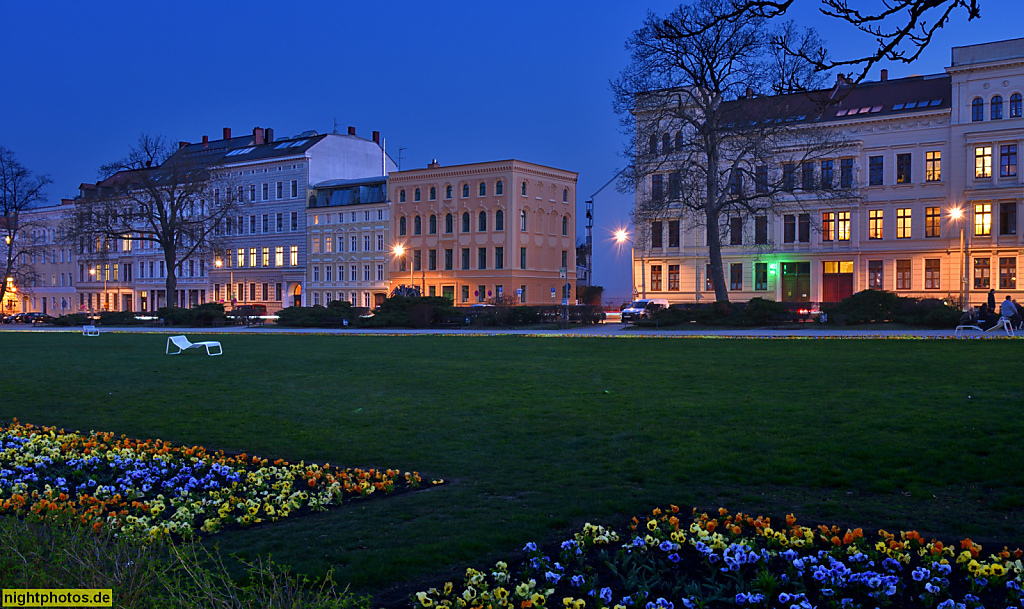 Görlitz. Wilhelmsplatz angelegt 1848. Gärtnerisch gestaltet 1860-1862. Rechts Eckhaus mit überhöhten Seitenrisaliten. Erbaut 1870 als Wohnhaus. Karyatiden. Wilhelmsplatz 12-13. Links Wohnhaus erbaut 1880 in italienischer Palazzoarchitektur. Wilhelmplatz 1