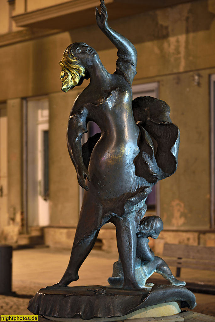 Görlitz. Kunstbrunnen mit Skulptur 'Die Tanzende' von Vinzenz Wanitschke 2012 vor dem Cafe Central. Berliner Strasse 51