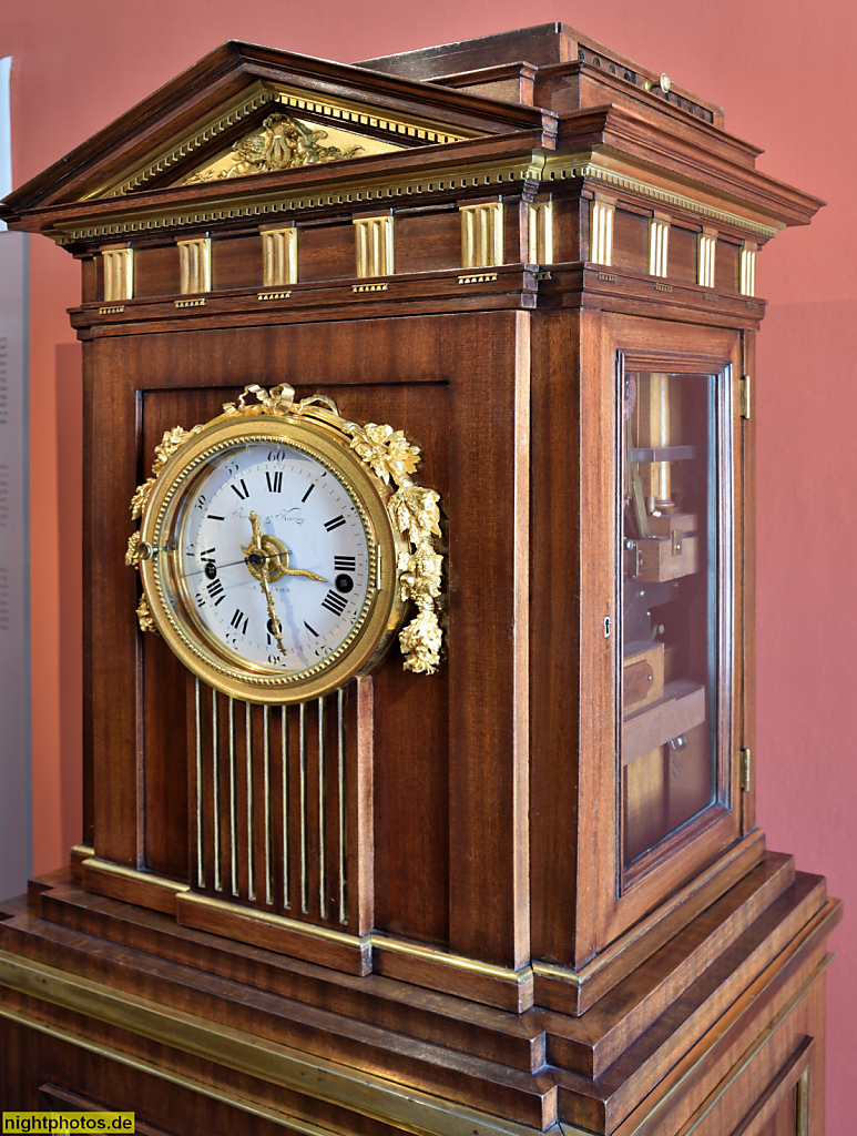 Görlitz. Barockhaus Neissstrasse 30. Kulturhistorisches Museum seit 1951. Erbaut 1727-1729 von Ratsbaumeister Samuel Suckert und Oberlandbaumeister Johann Friedrich Karcher. Standuhr mit Floeten- und Harfenwerk erschaffen 1792 in Neuwied. Gehäuse von Davi