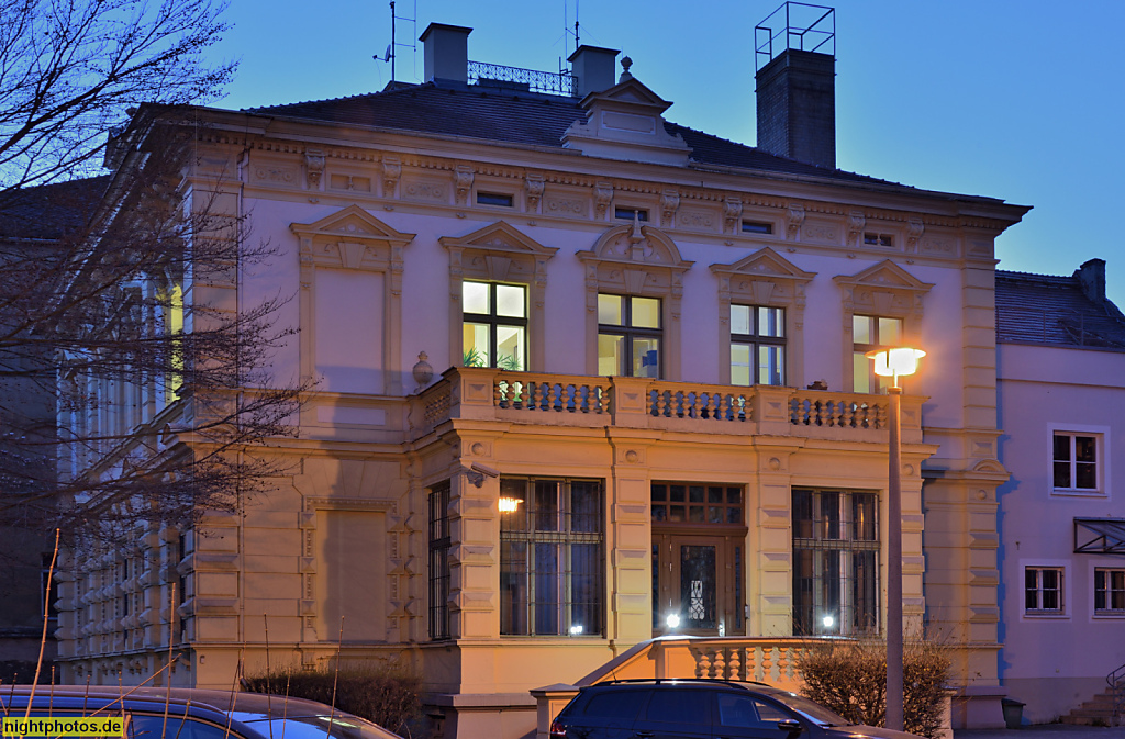 Görlitz. Dienstort des Hauptzollamt Dresden. Villa mit Kutscherhaus. Erbaut vor 1867 als Landratsamt. Im Nationalsozialismus 'Braunes Haus' mit Folterstätte. Schützenstrasse 6