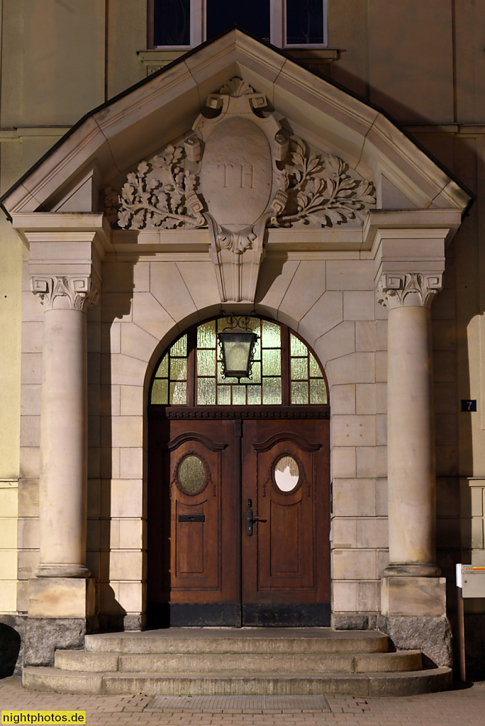 Görlitz. Haus des Kreiskommunalverbandes des Landkreises Görlitz (Kreishaus). Erbaut 1909-1910. Otto-Müller-Strasse 7. Säulenportal