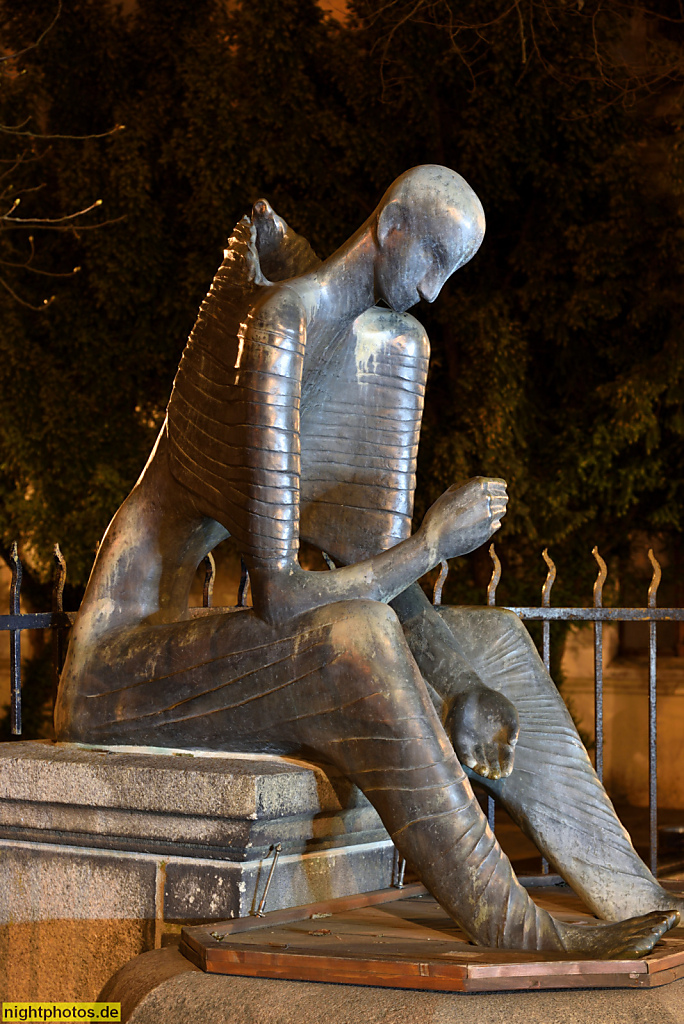 Görlitz. Engelbrunnen erschaffen 1992 von Veronica von Appen. Bronzefigur auf Granit neben der Annenkapelle. Steinstrasse Ecke Annenstrasse 4