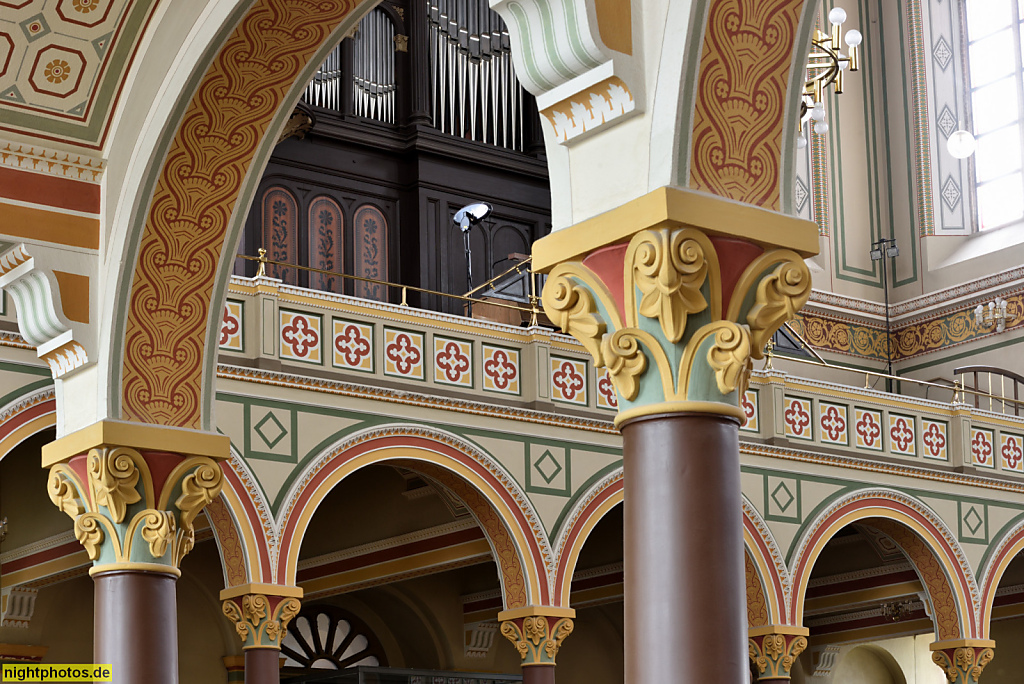 Potsdam Kirche St Peter und Paul erbaut 1867-1870 von August Stüler und Wilhelm Salzenberg. Bauleitung Albert Badstübner. Orgelempore Gewölbebogen auf Konsolen. Ornamentik Wandmalerei