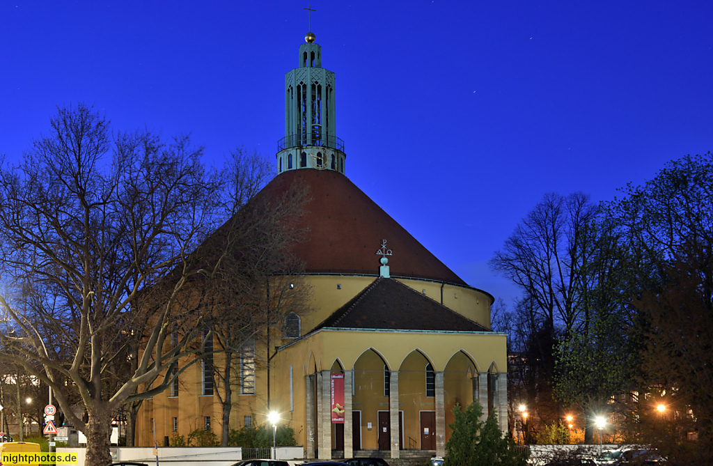 Berlin Tempelhof. Kirche auf dem Tempelhofer Feld. Als Rundkirche erbaut 1927-1928 von Fritz Bräuning. Wiederaufbau 1950 von E. F. Berking. Wolffring Ecke Boelckestrasse. Instandsetzung und Umbau 1991-1993 von BASD Architekten