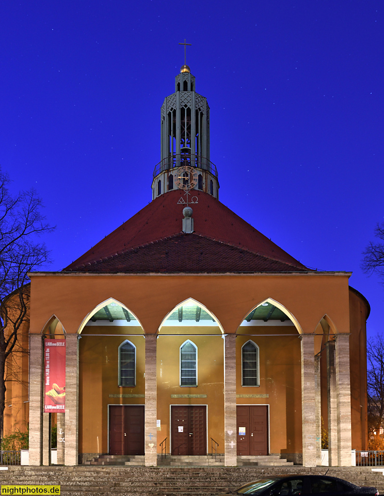 Berlin Tempelhof. Kirche auf dem Tempelhofer Feld. Als Rundkirche erbaut 1927-1928 von Fritz Bräuning. Wiederaufbau 1950 von E. F. Berking. Wolffring Ecke Boelckestrasse. Instandsetzung und Umbau 1991-1993 von BASD Architekten