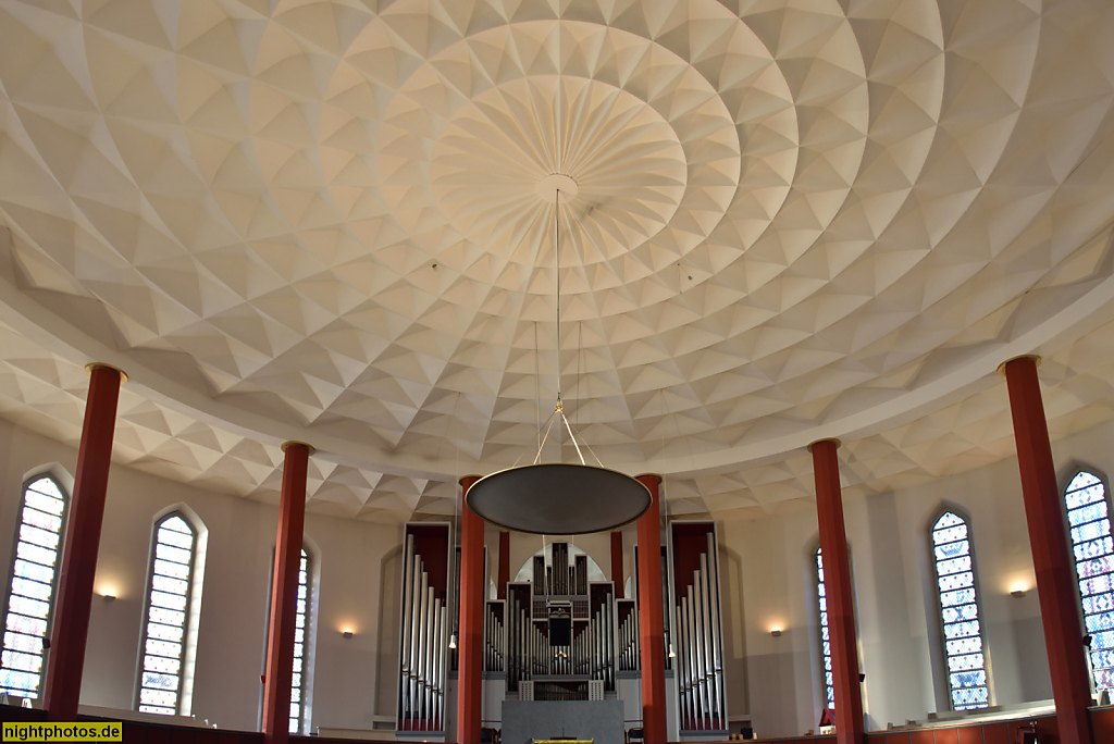 Berlin Tempelhof. Kirche auf dem Tempelhofer Feld. Als Rundkirche Erbaut 1927-1928 von Fritz Bräuning. Wiederaufbau 1950 von E. F. Berking. Wolffring Ecke Boelckestrasse. Instandsetzung und Umbau 1991-1993 von BASD Architekten