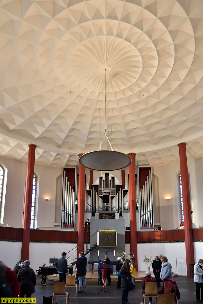 Berlin Tempelhof. Kirche auf dem Tempelhofer Feld. Als Rundkirche Erbaut 1927-1928 von Fritz Bräuning. Wiederaufbau 1950 von E. F. Berking. Wolffring Ecke Boelckestrasse. Instandsetzung und Umbau 1991-1993 von BASD Architekten