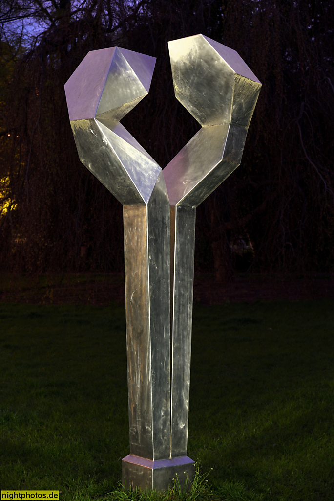 Berlin Tempelhof. Skulptur 'Doppelherme' erschaffen 1988 von Karl Menzen aus Edelstahl satiniert. Parkring Manfred-von-Richthofen-Strasse