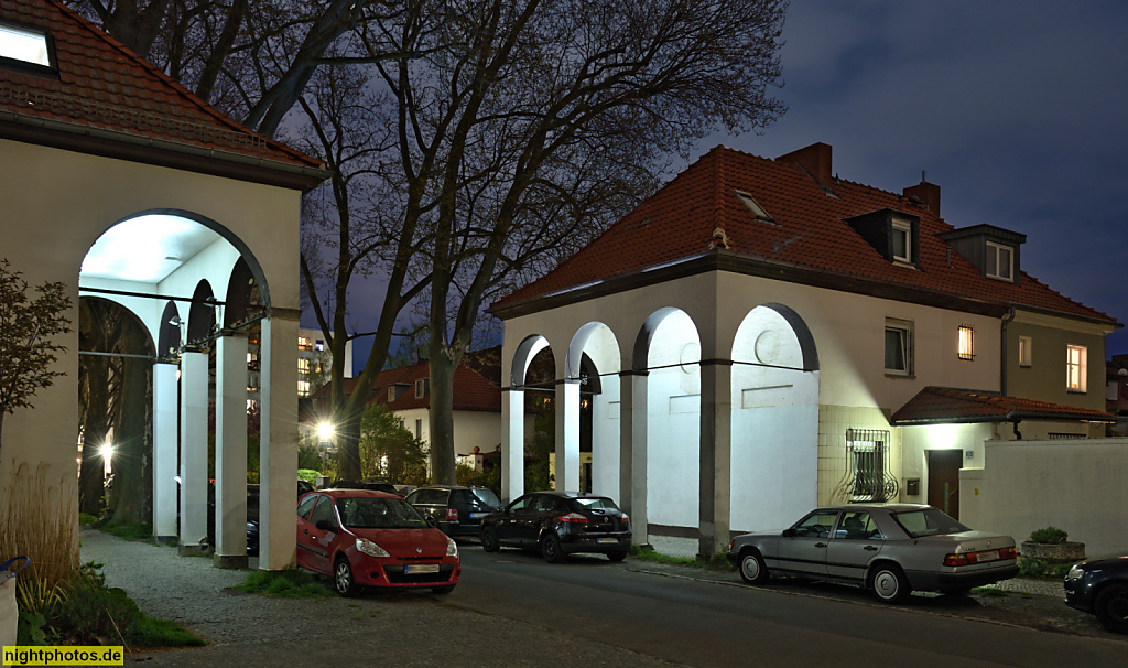 Berlin Tempelhof. Wohnhäuser der Gartenstadt Neu-Tempelhof. Portalbauten mit Arkaden in der Paradestrasse 59-60. Durchgang zum Fliegerviertel