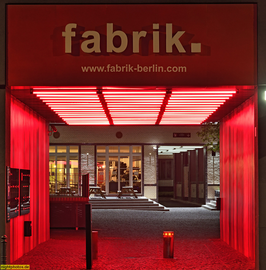 Berlin Prenzlauer Berg. Gewerbehof incl 'Die Fabrik' Bürolofts. Illuminierte Durchfahrt. Greifswalder Strasse 212