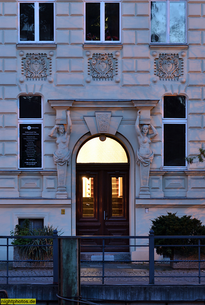 Berlin Mitte. Mietshaus und Bad erbaut um 1890. Portal mit Hermen. Märkisches Ufer 14