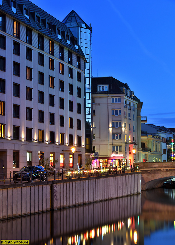 Berlin Mitte. Living Hotel Grosser Kurfürst mit verglastem Turm und Living Hotel Berlin Mitte am Spreekanal. Neue Rossstrasse 11-13 mit Rossstrassenbrücke