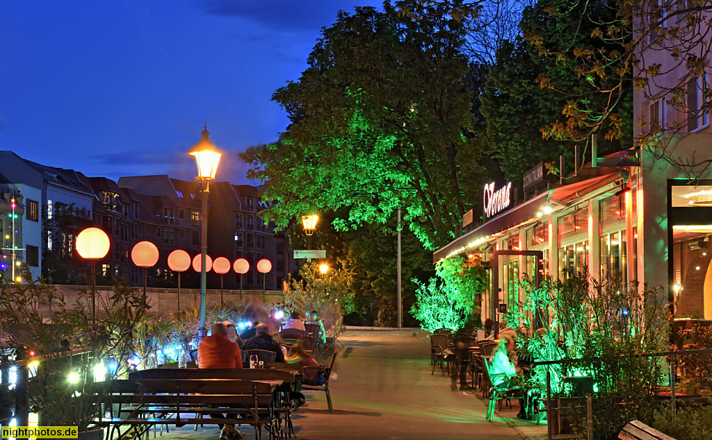 Berlin Mitte. Fischerinsel. Uferweg am Spreekanal mit Ristorante Verona