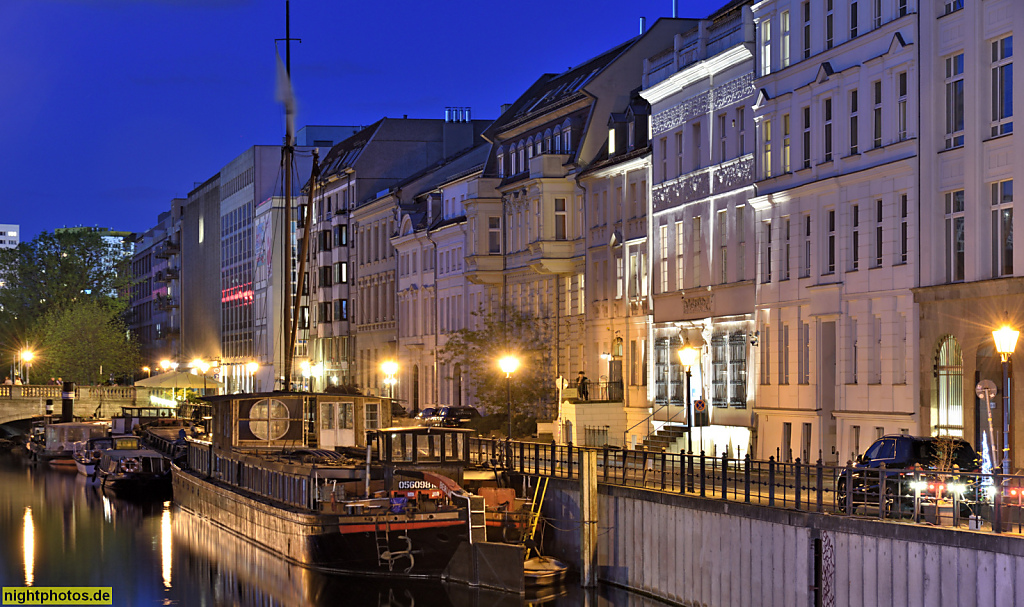 Berlin Mitte. Märkisches Ufer am Spreekanal mit historischem Hafen