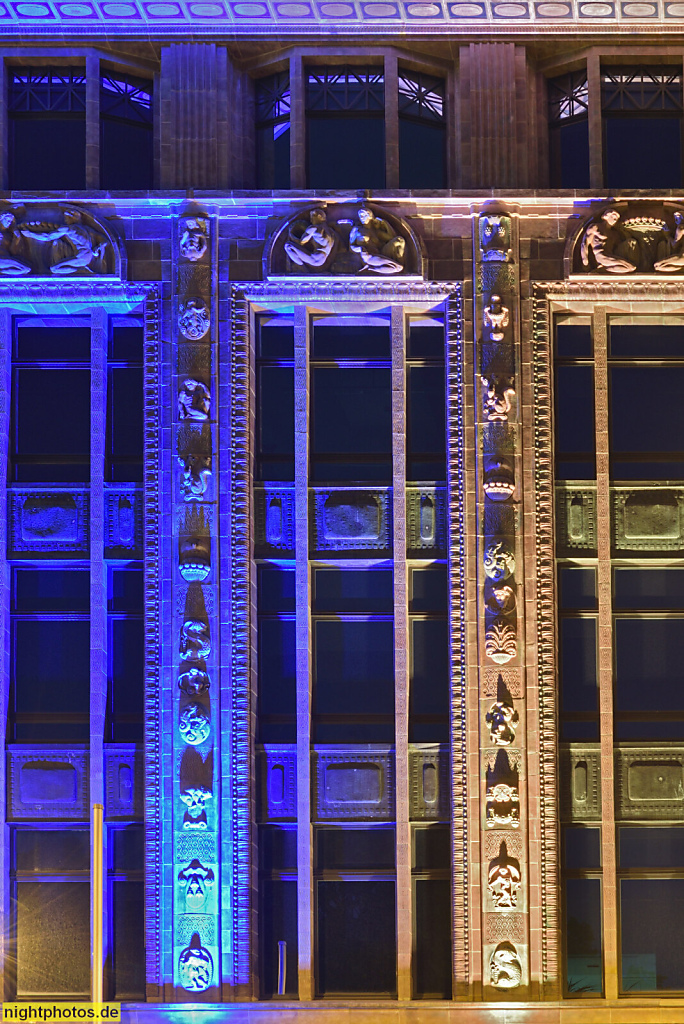 Berlin Mitte. Botschaft von Australien. Erbaut 1912 von Architekt Fritz Crzellitzer für den Dietz-Verlag. Wallstrasse 76-79. Pfeilerfassade mit Majolika und Reliefs