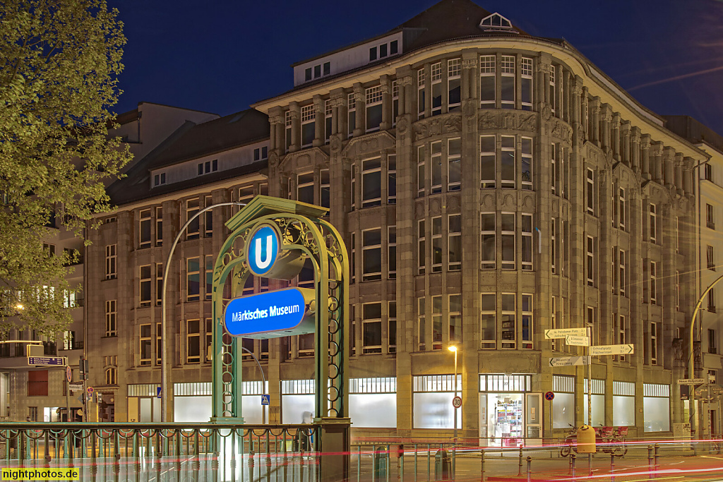 Berlin Mitte. Geschäftshaus erbaut 1913 von Hoeniger und Sedelmeier mit Pfeilerfassade Neue Rossstrasse 14-15 Ecke Wallstrasse 27