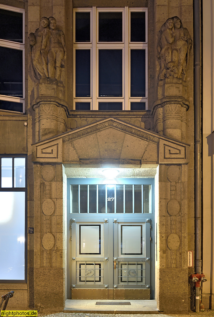 Berlin Mitte. Geschäftshaus erbaut 1913 von Hoeniger und Sedelmeier mit Pfeilerfassade Neue Rossstrasse 14-15 Ecke Wallstrasse 27