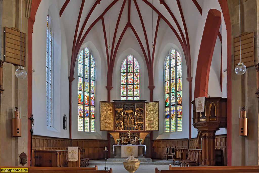 Meißen. Frauenkirche erbaut 1455-1457. Spätgotische Hallenkirche. 1883-1884 innen saniert von Christian Friedrich Arnold. Chorraum mit Sternrippengewölbe und Fenstern von Wilhelm Walther. Schnitzaltar mit Marienkrönung von 1500