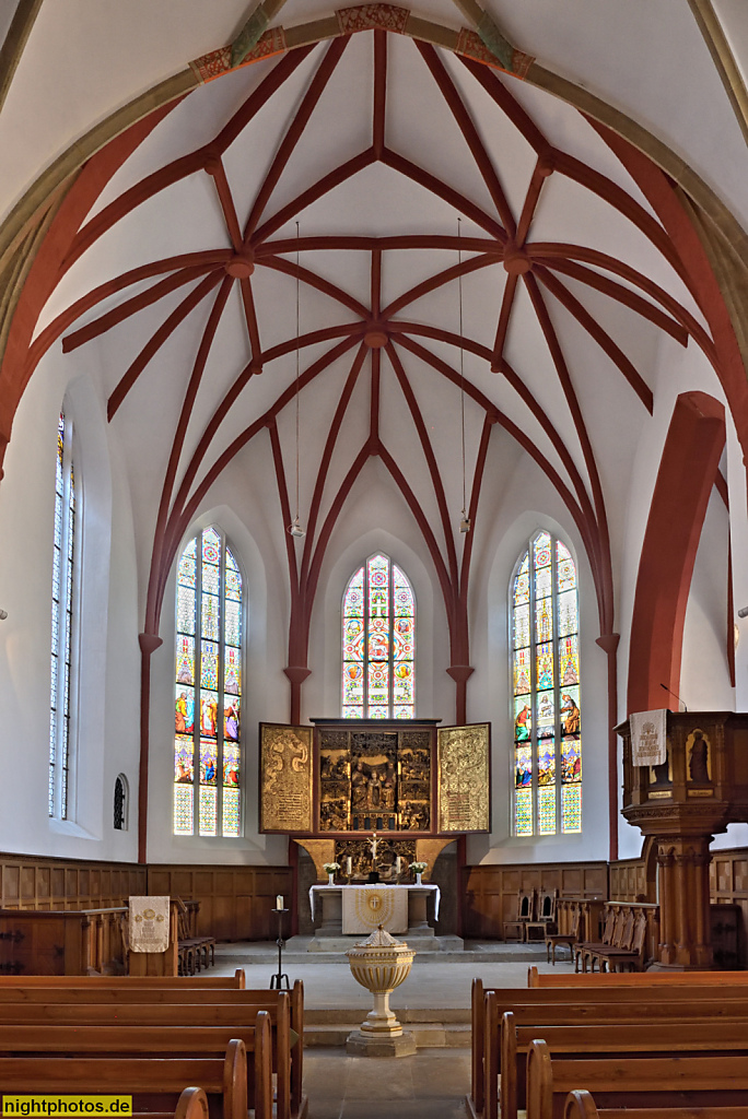 Meißen. Frauenkirche erbaut 1455-1457. Spätgotische Hallenkirche. 1883-1884 innen saniert von Christian Friedrich Arnold. Chorraum mit Sternrippengewölbe und Fenstern von Wilhelm Walther. Schnitzaltar mit Marienkrönung von 1500