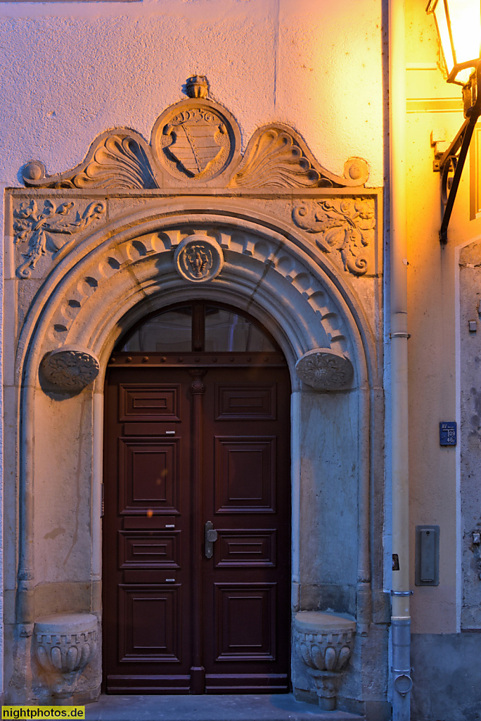 Meißen. Sitznischenportal in einem Wohnhaus mit Ladenlokal erbaut 1536 im Renaissancestil. Burgstrasse 9